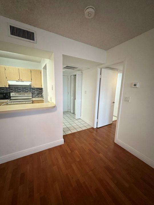 For Sale: $260,000 (1 beds, 1 baths, 710 Square Feet)