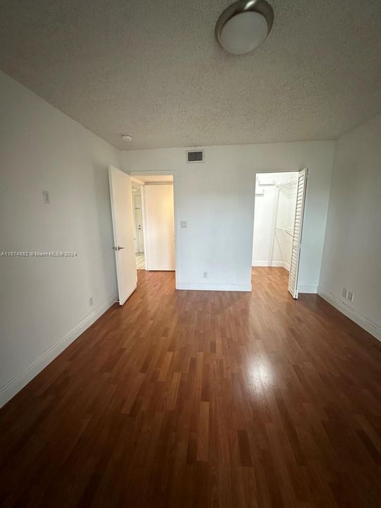 For Sale: $260,000 (1 beds, 1 baths, 710 Square Feet)