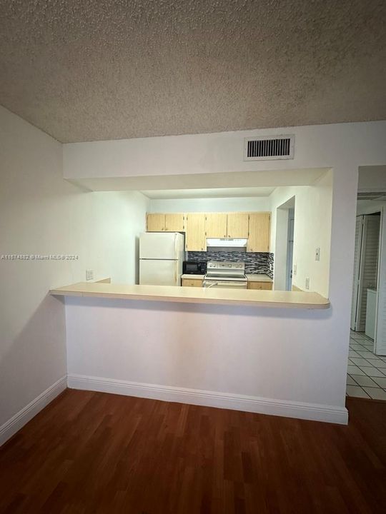 For Sale: $260,000 (1 beds, 1 baths, 710 Square Feet)