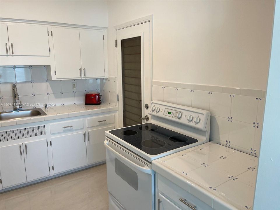 For Sale: $395,000 (1 beds, 1 baths, 820 Square Feet)