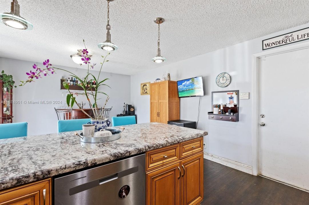 For Sale: $565,000 (3 beds, 2 baths, 1701 Square Feet)