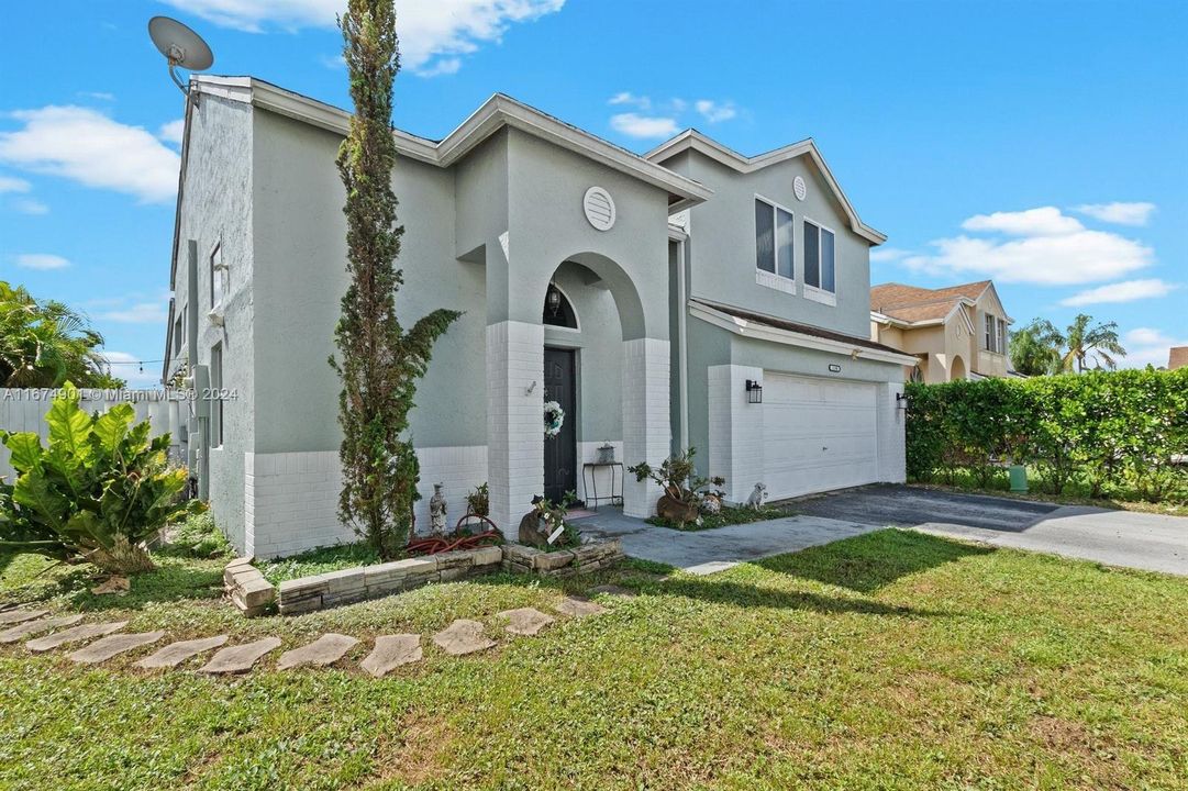 For Sale: $565,000 (3 beds, 2 baths, 1701 Square Feet)