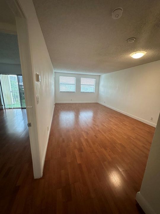 Active With Contract: $1,850 (1 beds, 1 baths, 710 Square Feet)