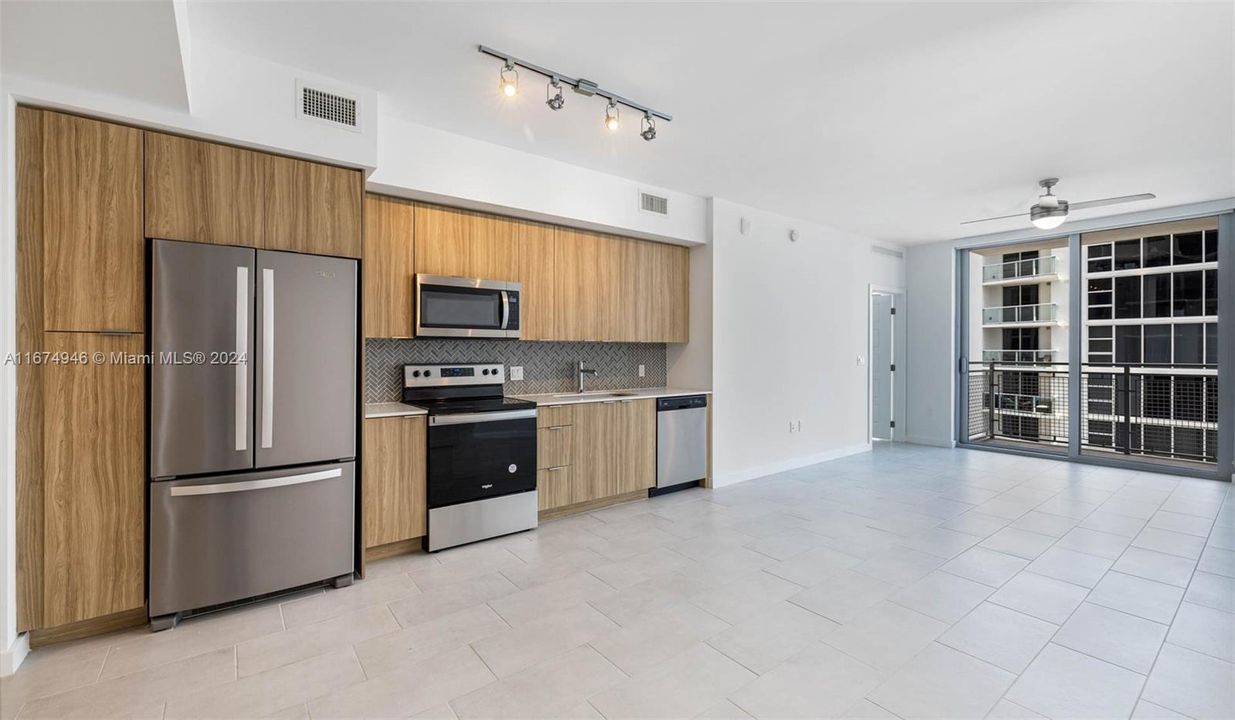 Active With Contract: $3,379 (1 beds, 1 baths, 830 Square Feet)