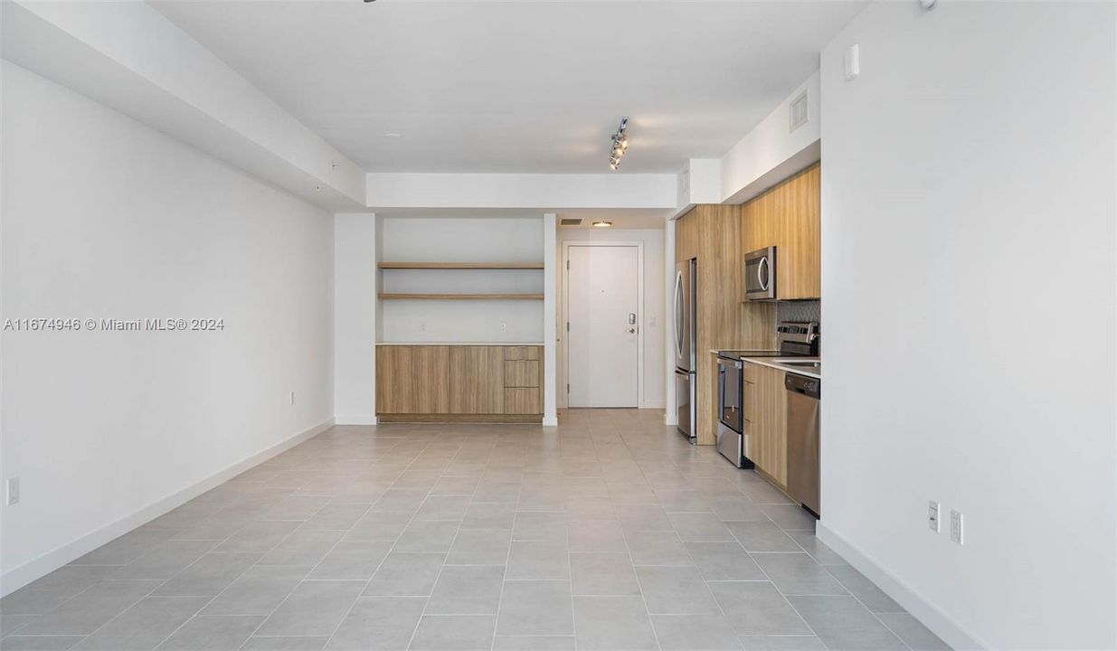 Active With Contract: $3,379 (1 beds, 1 baths, 830 Square Feet)