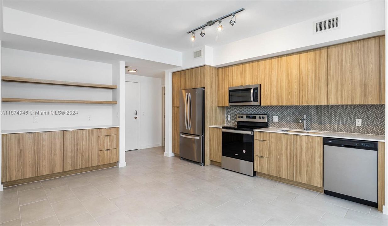 Active With Contract: $3,379 (1 beds, 1 baths, 830 Square Feet)