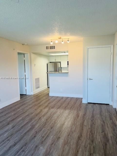 For Rent: $1,915 (1 beds, 1 baths, 720 Square Feet)