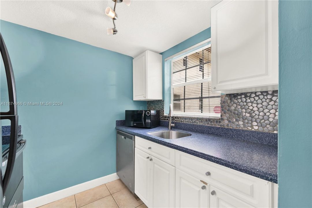 For Sale: $235,000 (1 beds, 1 baths, 801 Square Feet)