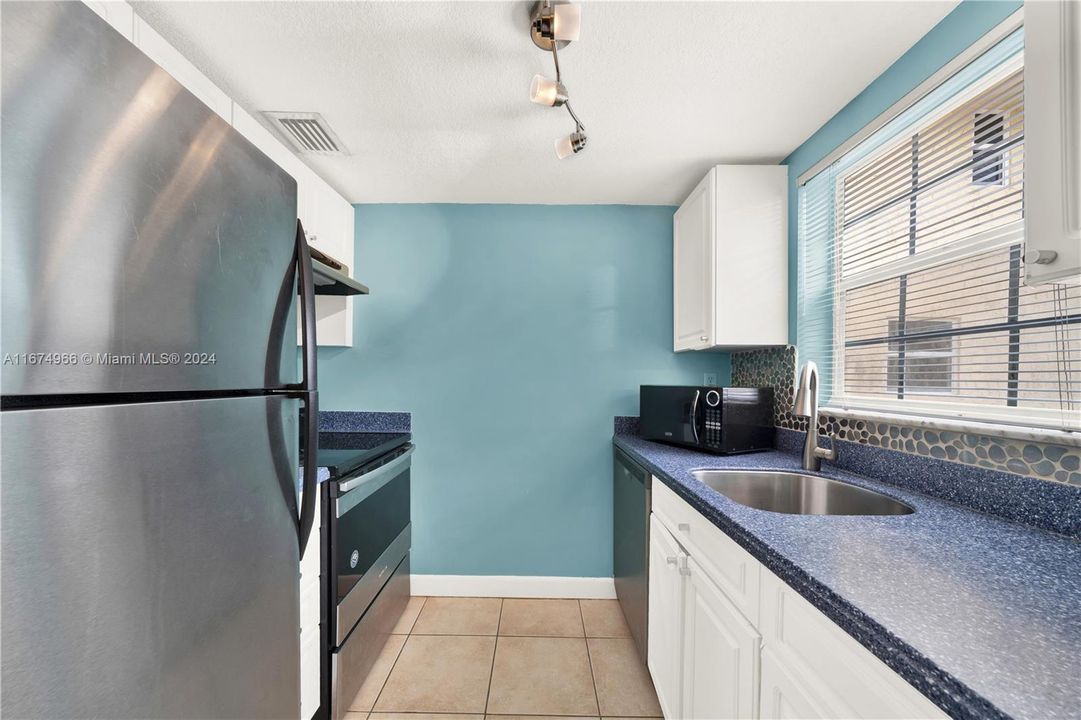 For Sale: $235,000 (1 beds, 1 baths, 801 Square Feet)