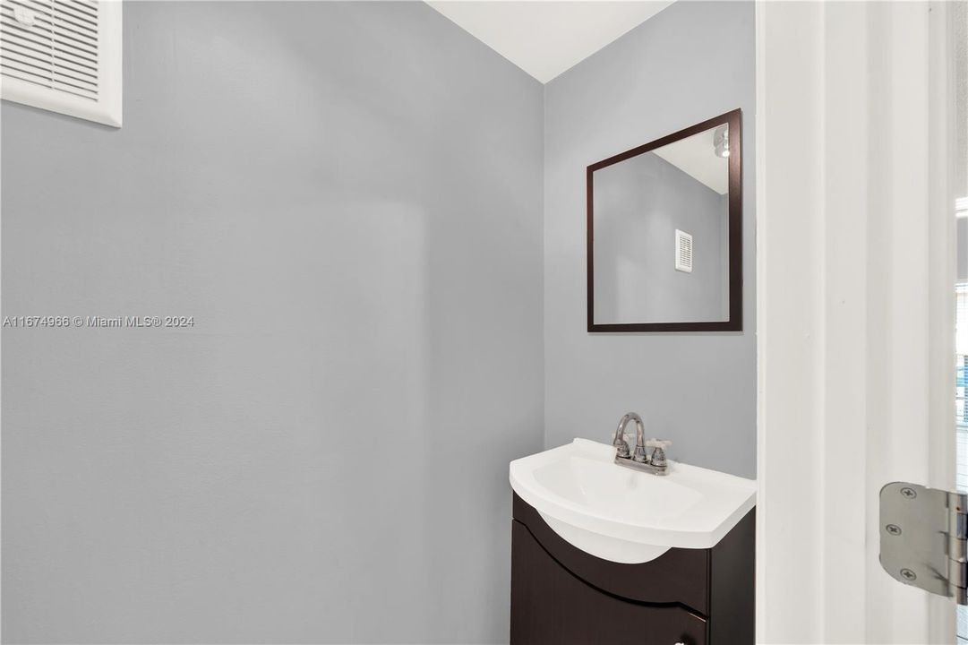 For Sale: $235,000 (1 beds, 1 baths, 801 Square Feet)