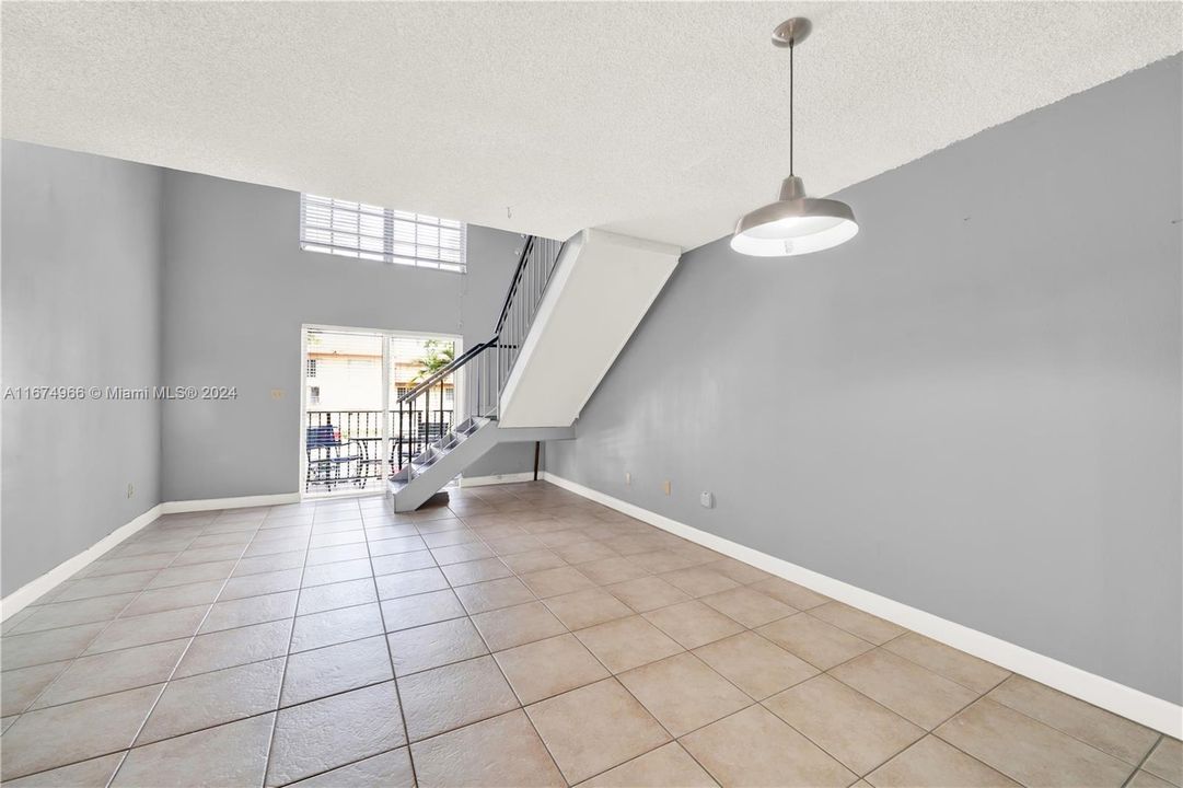 For Sale: $235,000 (1 beds, 1 baths, 801 Square Feet)