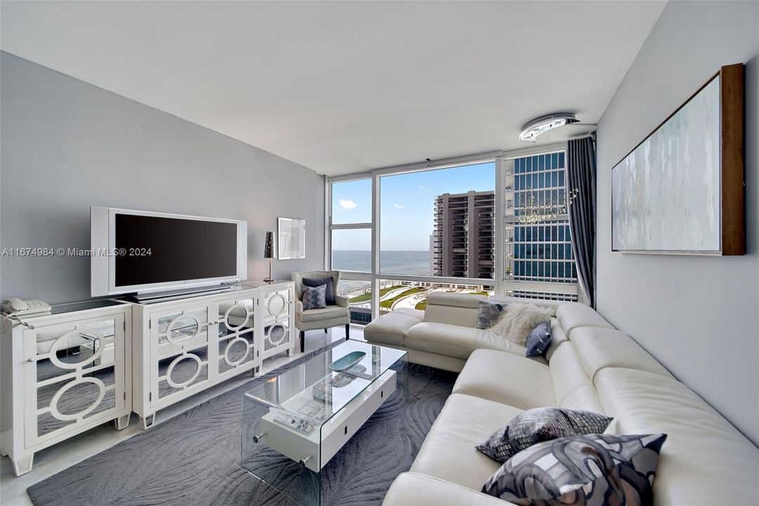 For Sale: $1,200,000 (2 beds, 2 baths, 1103 Square Feet)