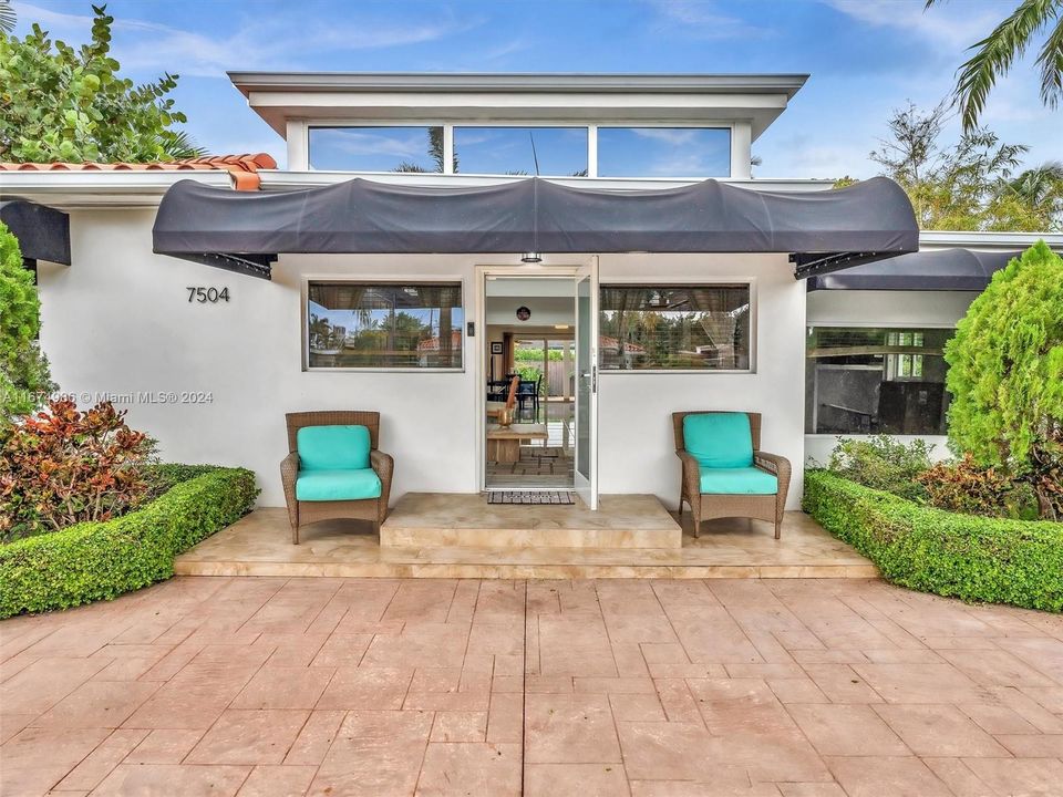 For Sale: $1,495,000 (3 beds, 2 baths, 2273 Square Feet)