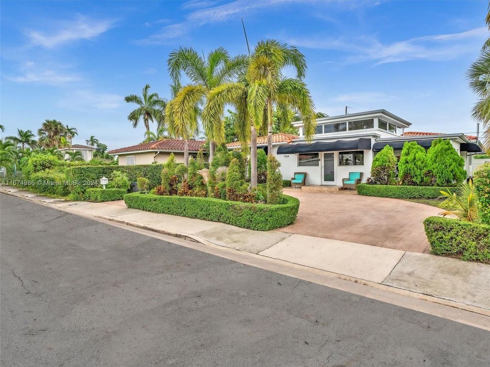 For Sale: $1,495,000 (3 beds, 2 baths, 2273 Square Feet)