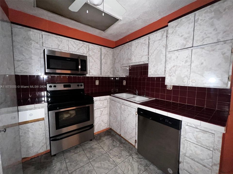 En Venta: $235,000 (2 camas, 2 baños, 902 Pies cuadrados)