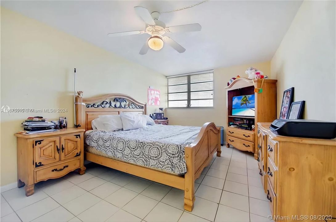 For Sale: $309,000 (2 beds, 2 baths, 1110 Square Feet)