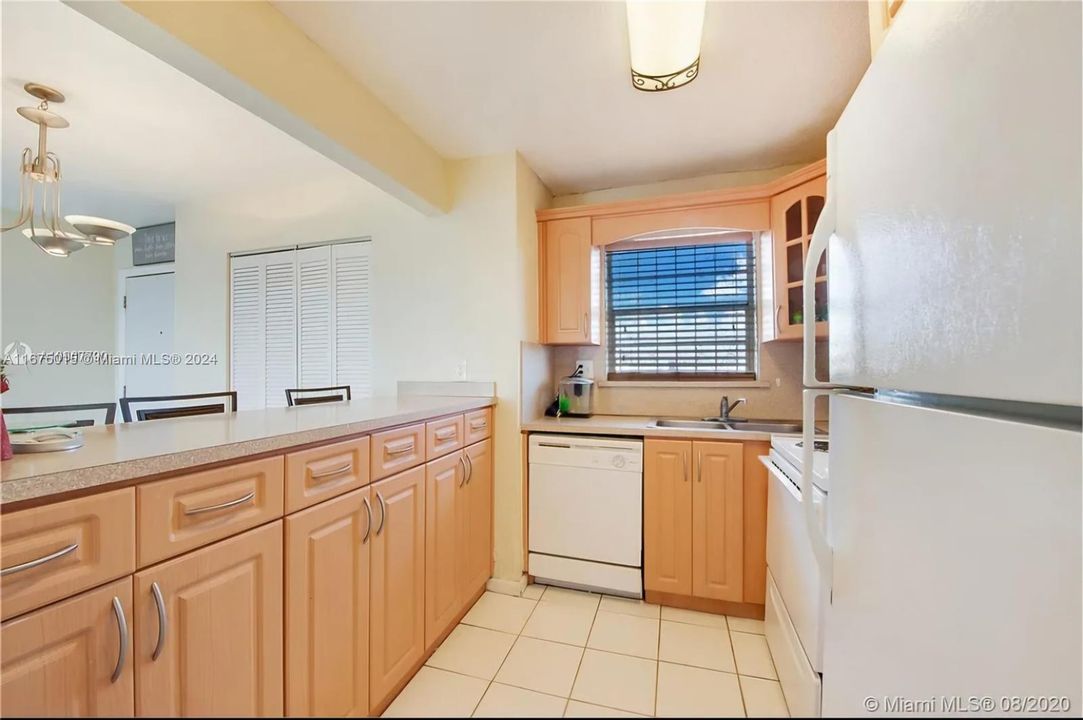 For Sale: $309,000 (2 beds, 2 baths, 1110 Square Feet)