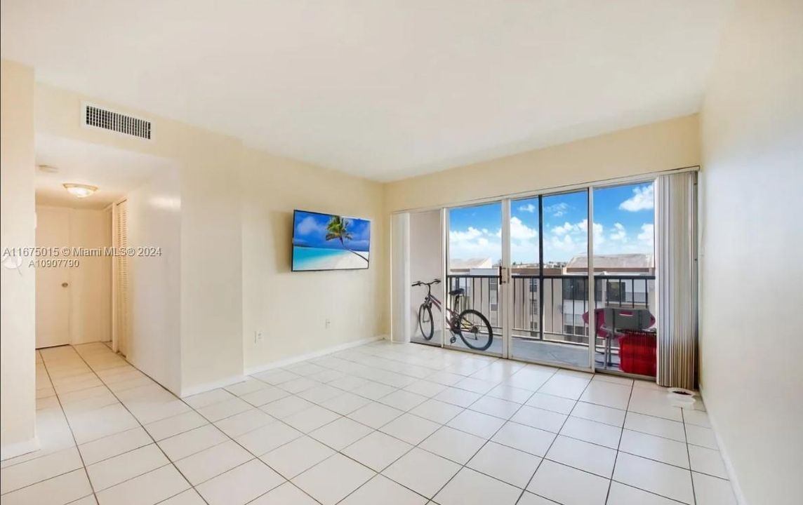 For Sale: $309,000 (2 beds, 2 baths, 1110 Square Feet)