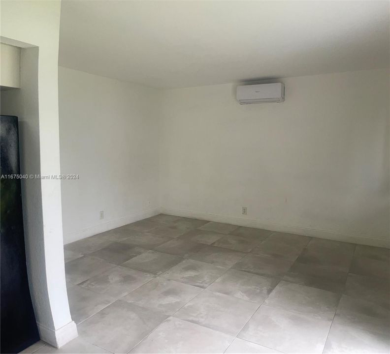 For Rent: $1,650 (1 beds, 1 baths, 2423 Square Feet)