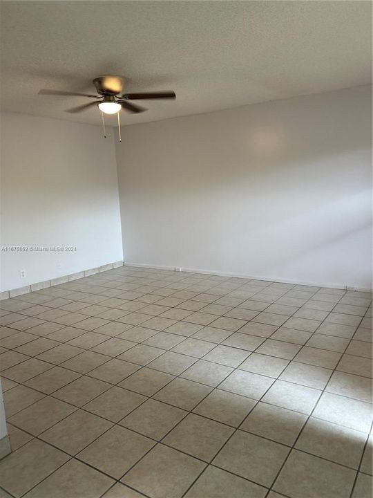 For Rent: $2,200 (2 beds, 1 baths, 954 Square Feet)