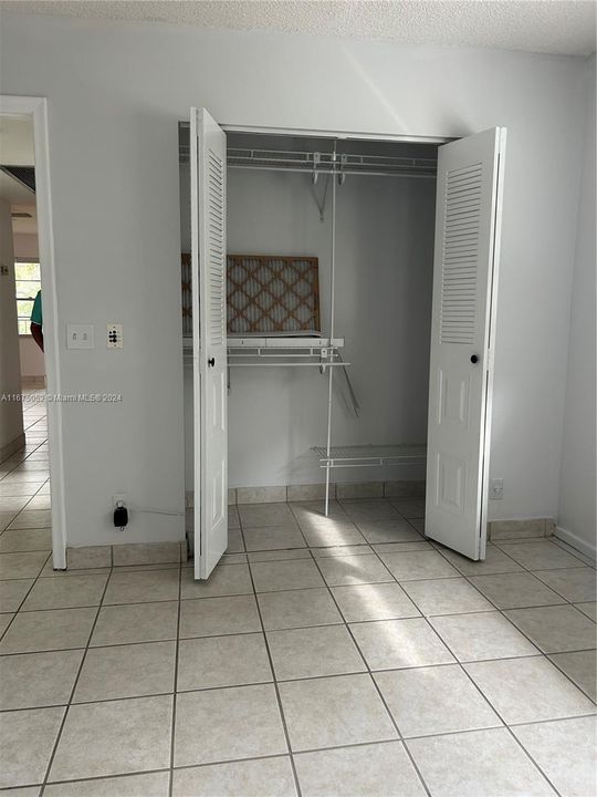 For Rent: $2,200 (2 beds, 1 baths, 954 Square Feet)