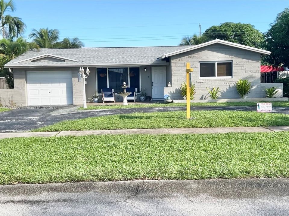 Recently Rented: $3,850 (3 beds, 2 baths, 1444 Square Feet)