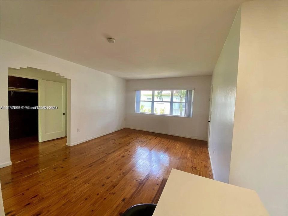 For Sale: $260,000 (1 beds, 1 baths, 730 Square Feet)