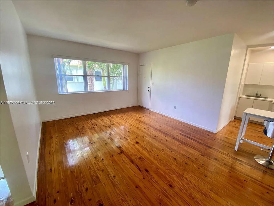 For Sale: $260,000 (1 beds, 1 baths, 730 Square Feet)