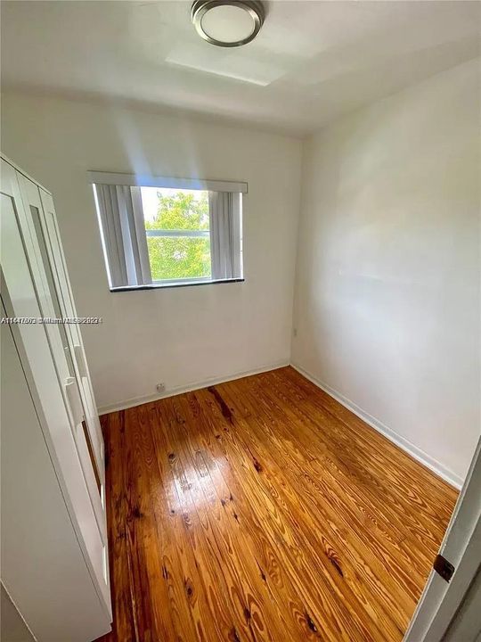 For Sale: $260,000 (1 beds, 1 baths, 730 Square Feet)