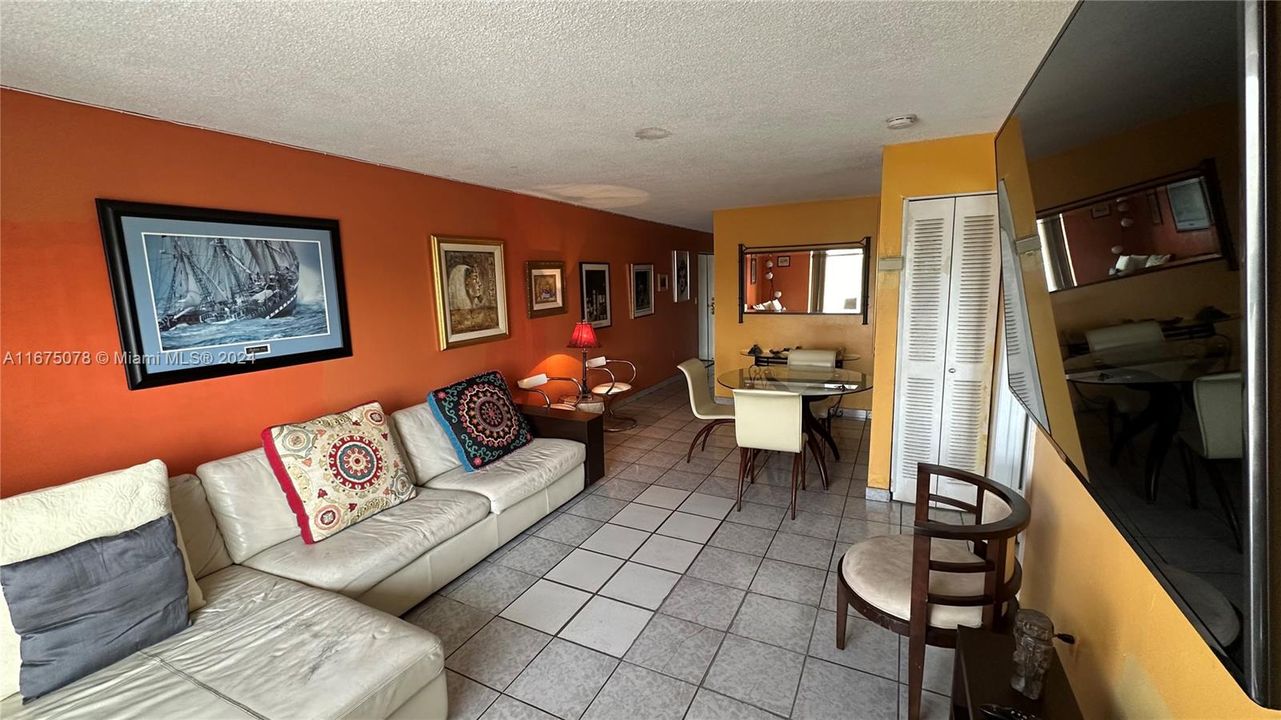 For Sale: $230,000 (1 beds, 1 baths, 726 Square Feet)