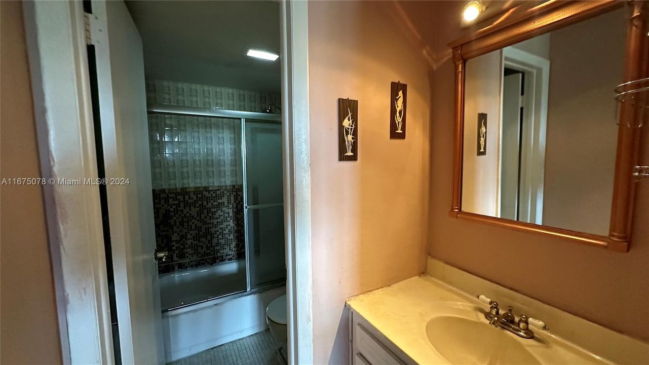 For Sale: $230,000 (1 beds, 1 baths, 726 Square Feet)