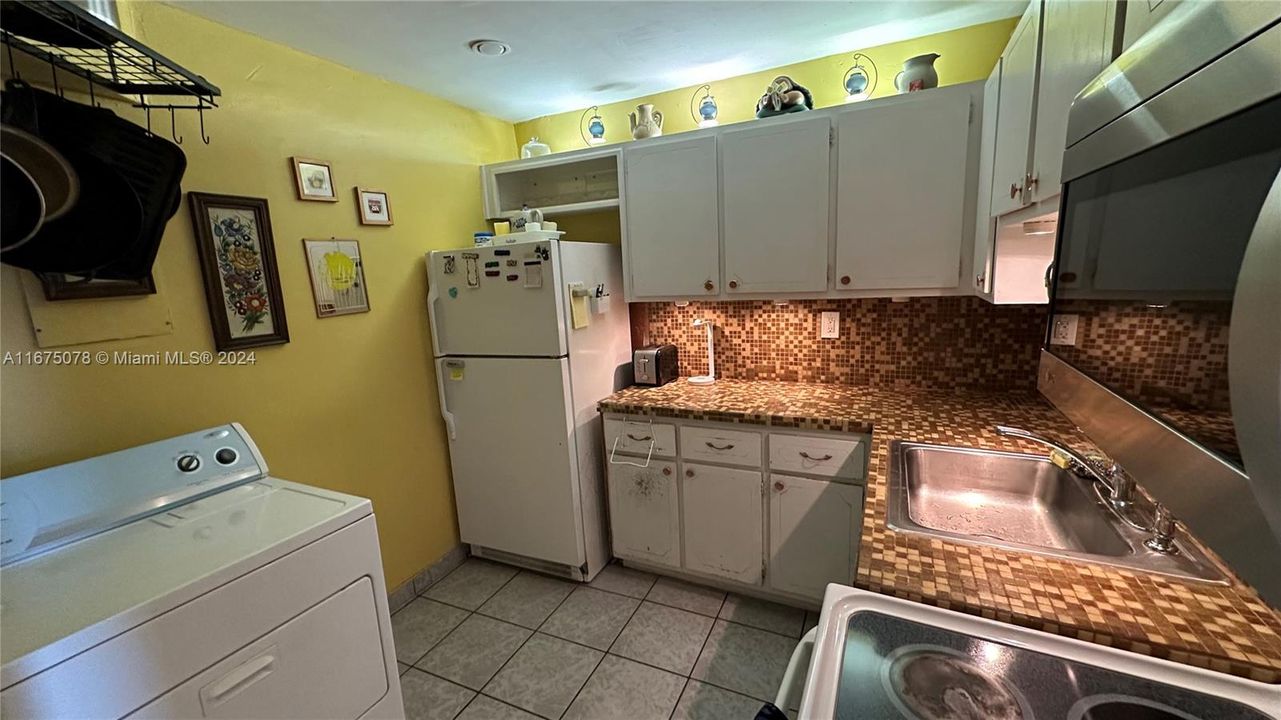 For Sale: $230,000 (1 beds, 1 baths, 726 Square Feet)