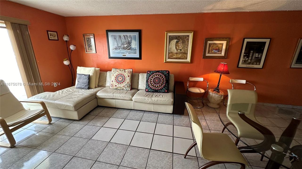 For Sale: $230,000 (1 beds, 1 baths, 726 Square Feet)