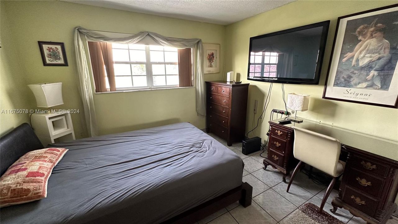 For Sale: $230,000 (1 beds, 1 baths, 726 Square Feet)