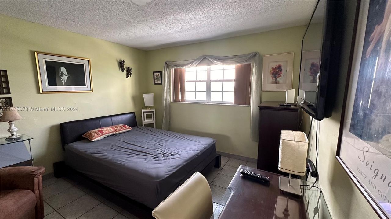 For Sale: $230,000 (1 beds, 1 baths, 726 Square Feet)