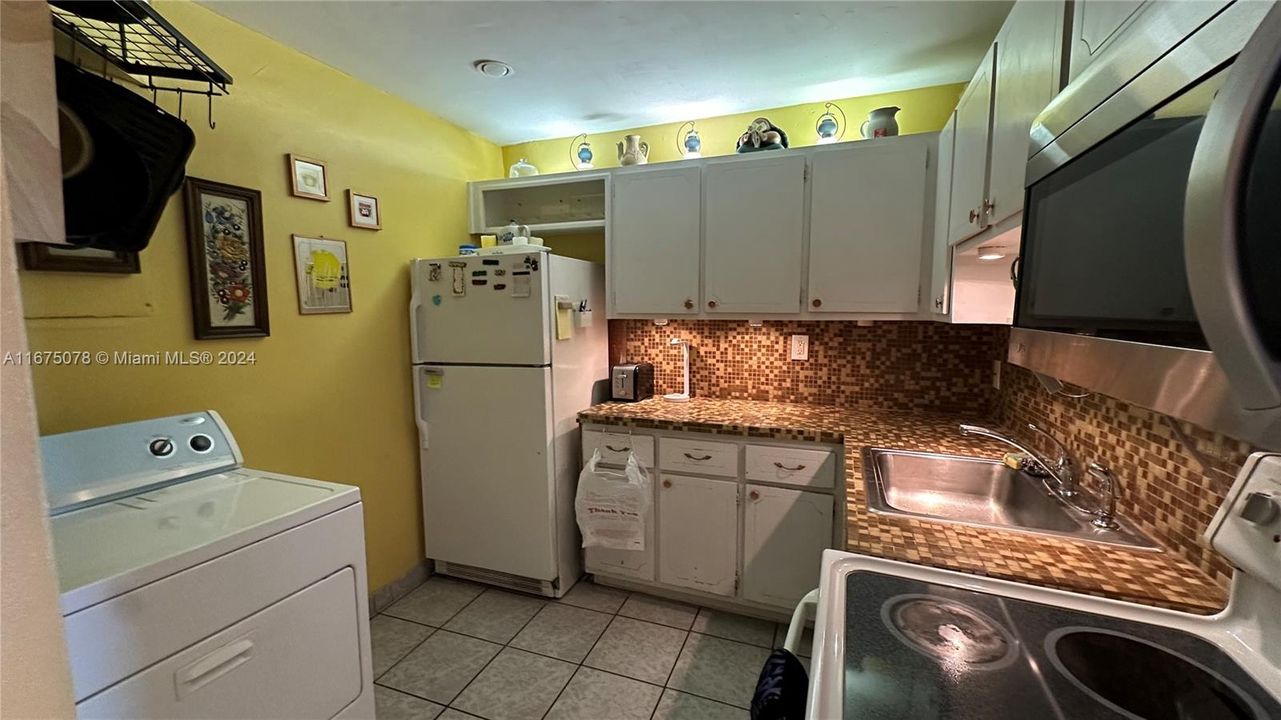 For Sale: $230,000 (1 beds, 1 baths, 726 Square Feet)