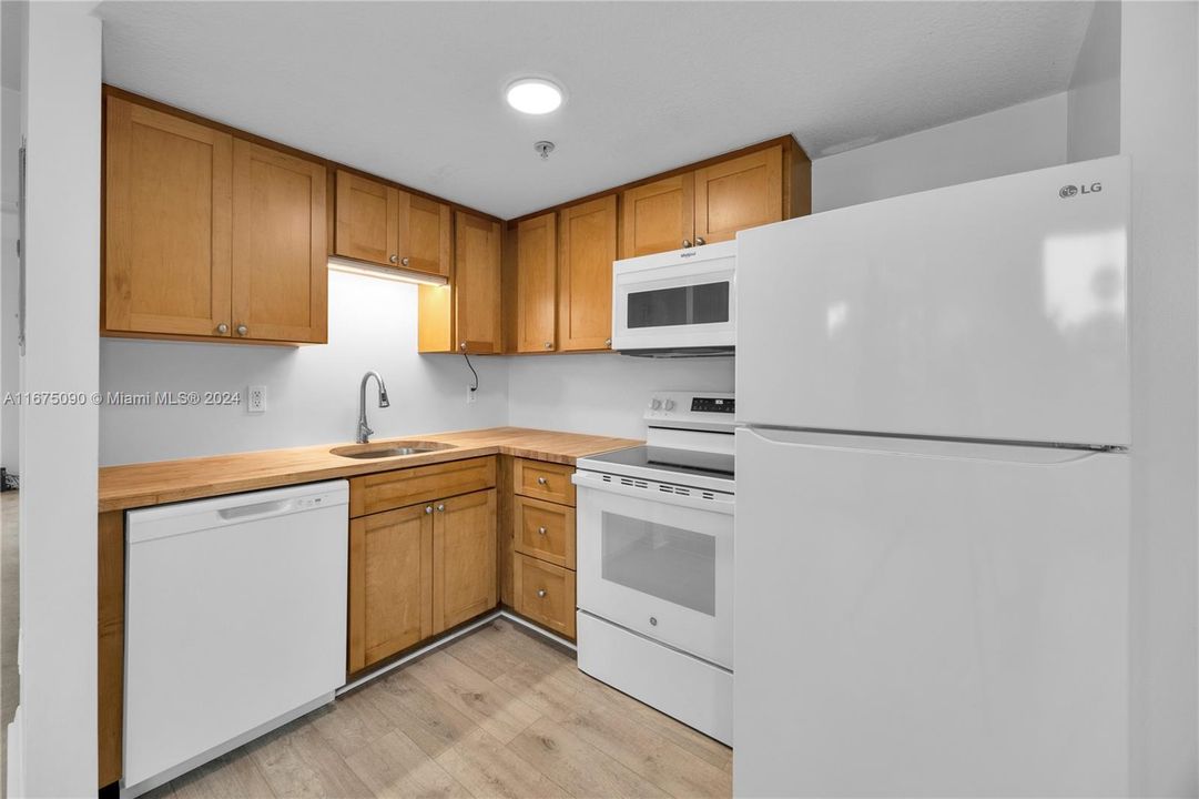 For Sale: $350,000 (1 beds, 1 baths, 652 Square Feet)