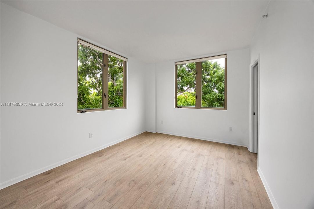 For Sale: $350,000 (1 beds, 1 baths, 652 Square Feet)