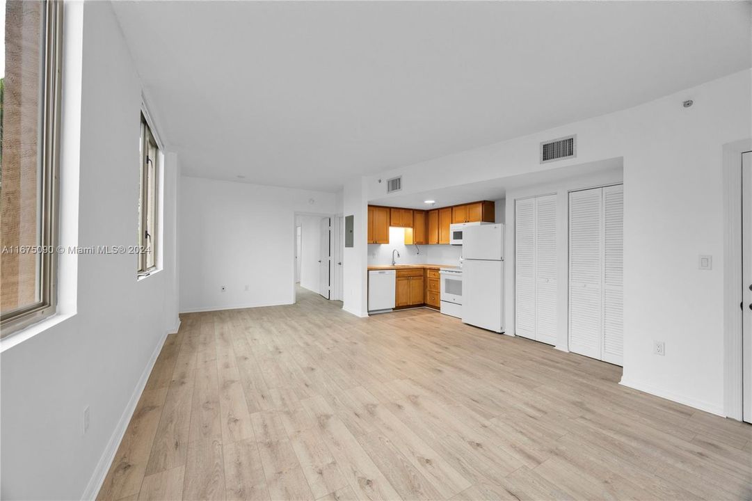 For Sale: $350,000 (1 beds, 1 baths, 652 Square Feet)