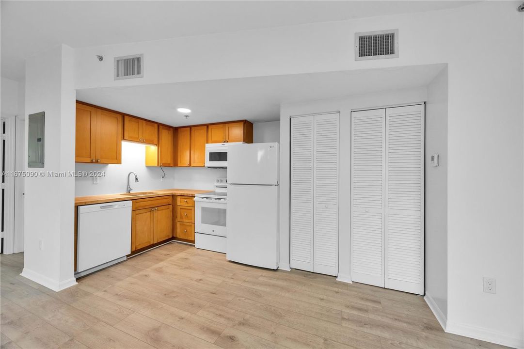 For Sale: $350,000 (1 beds, 1 baths, 652 Square Feet)