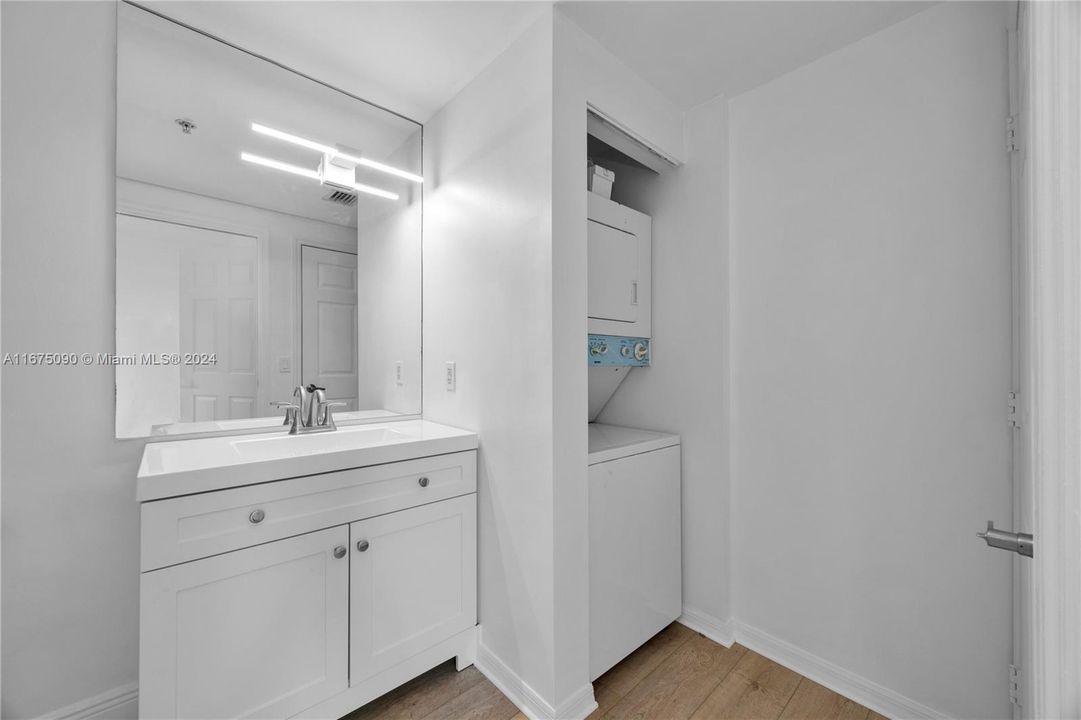 For Sale: $350,000 (1 beds, 1 baths, 652 Square Feet)