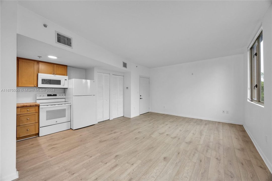 For Sale: $350,000 (1 beds, 1 baths, 652 Square Feet)