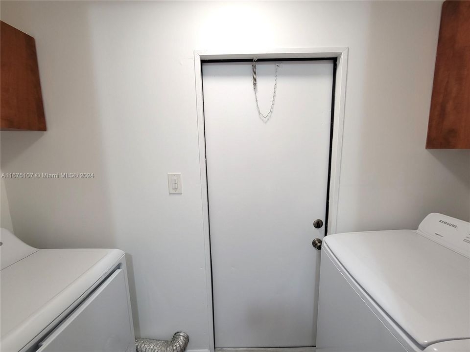 Active With Contract: $2,500 (3 beds, 2 baths, 988 Square Feet)