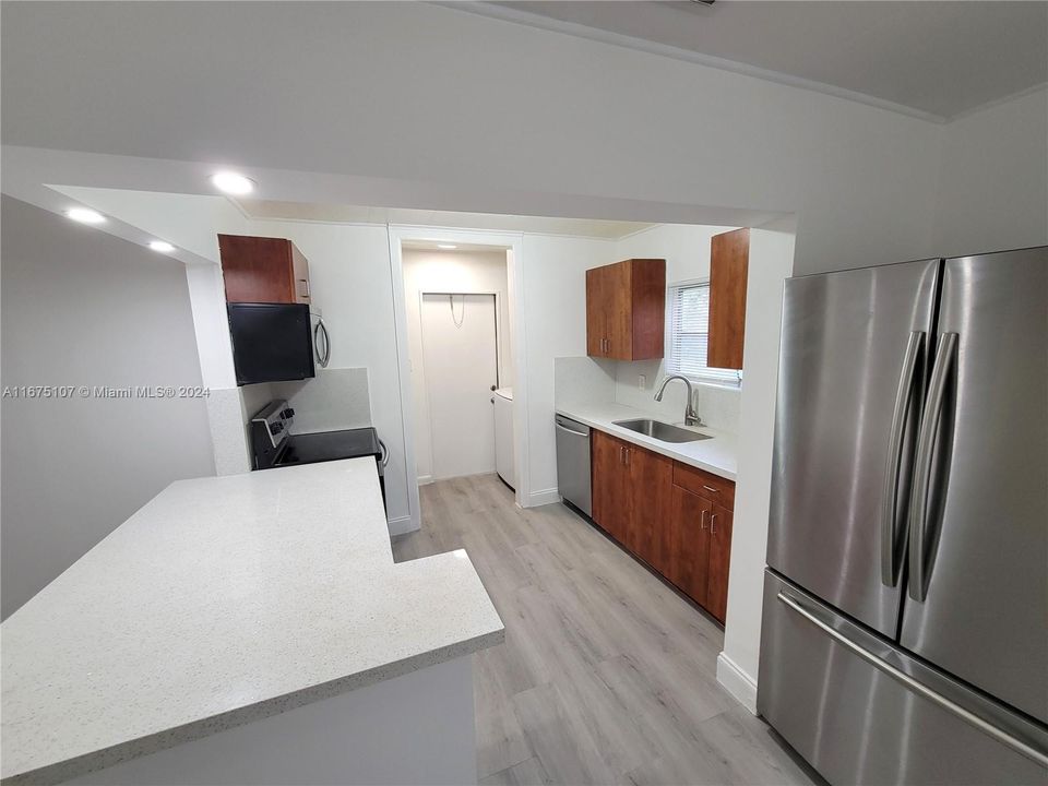 Active With Contract: $2,500 (3 beds, 2 baths, 988 Square Feet)