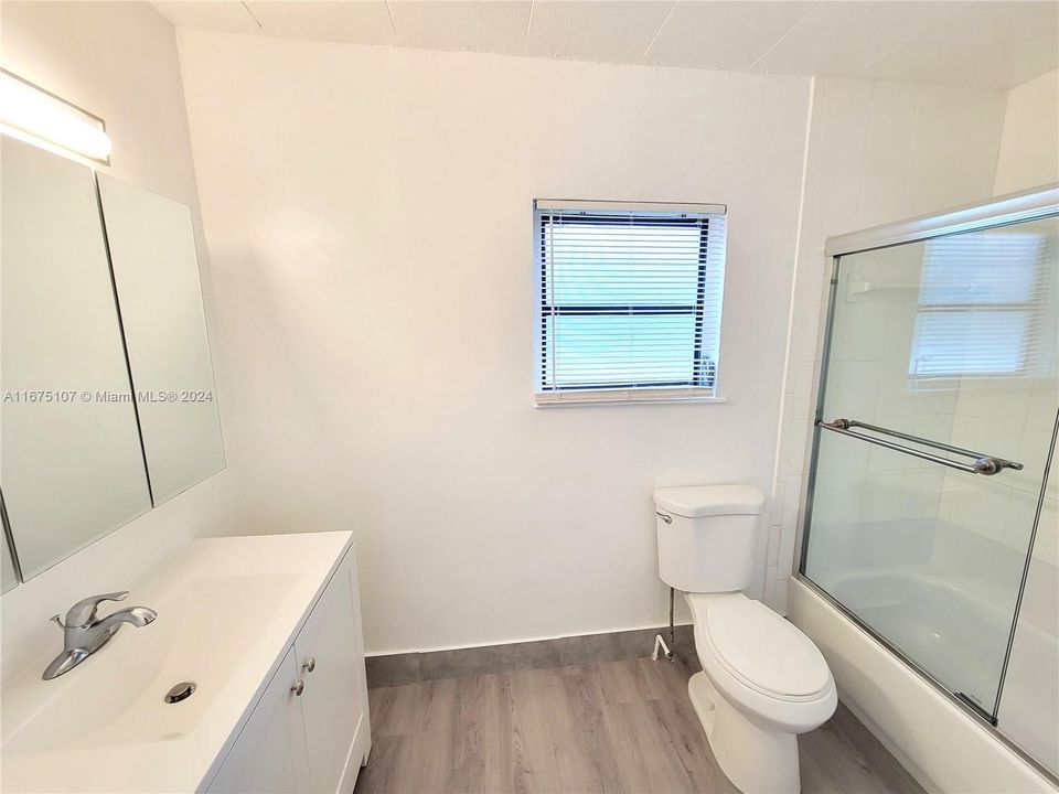 Active With Contract: $2,500 (3 beds, 2 baths, 988 Square Feet)