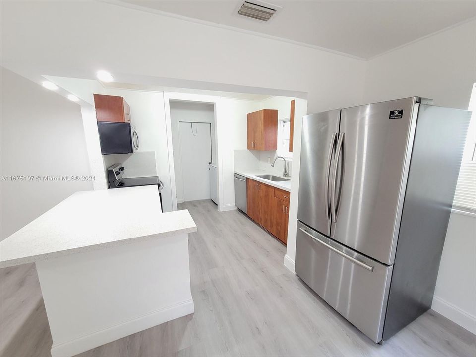 Active With Contract: $2,500 (3 beds, 2 baths, 988 Square Feet)