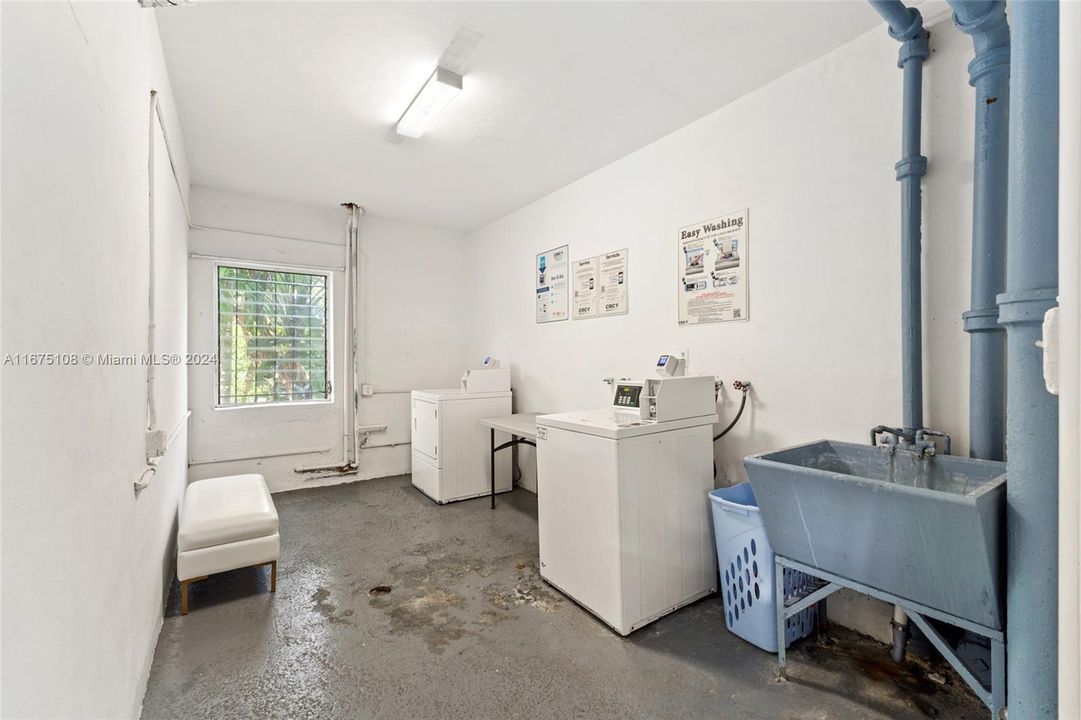 For Sale: $220,000 (1 beds, 1 baths, 880 Square Feet)