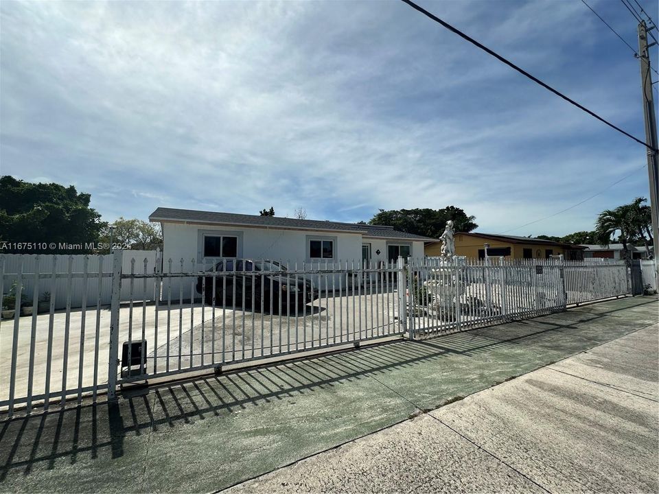 En Venta: $580,000 (3 camas, 3 baños, 2129 Pies cuadrados)