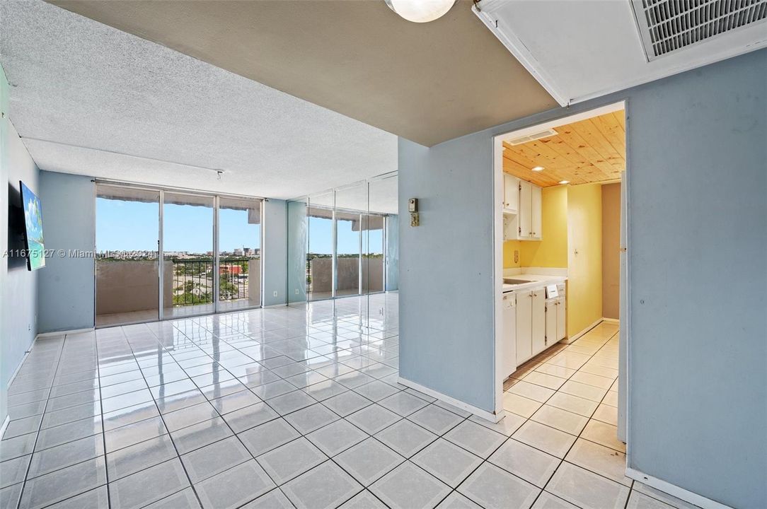 For Sale: $259,000 (2 beds, 1 baths, 911 Square Feet)