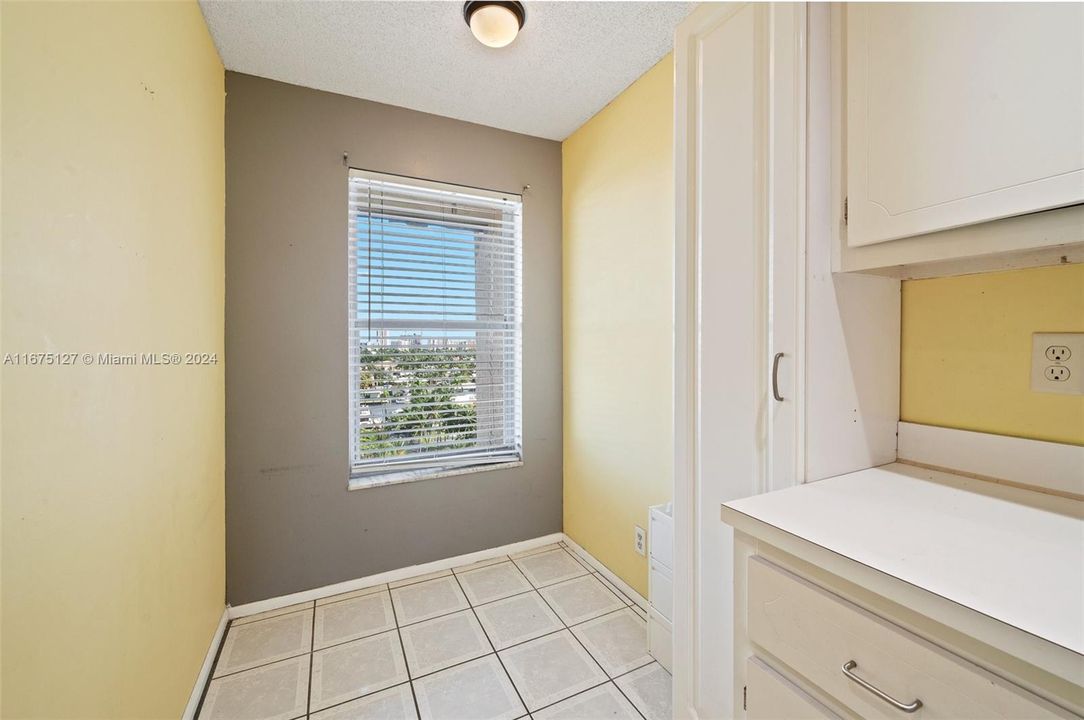 For Sale: $259,000 (2 beds, 1 baths, 911 Square Feet)